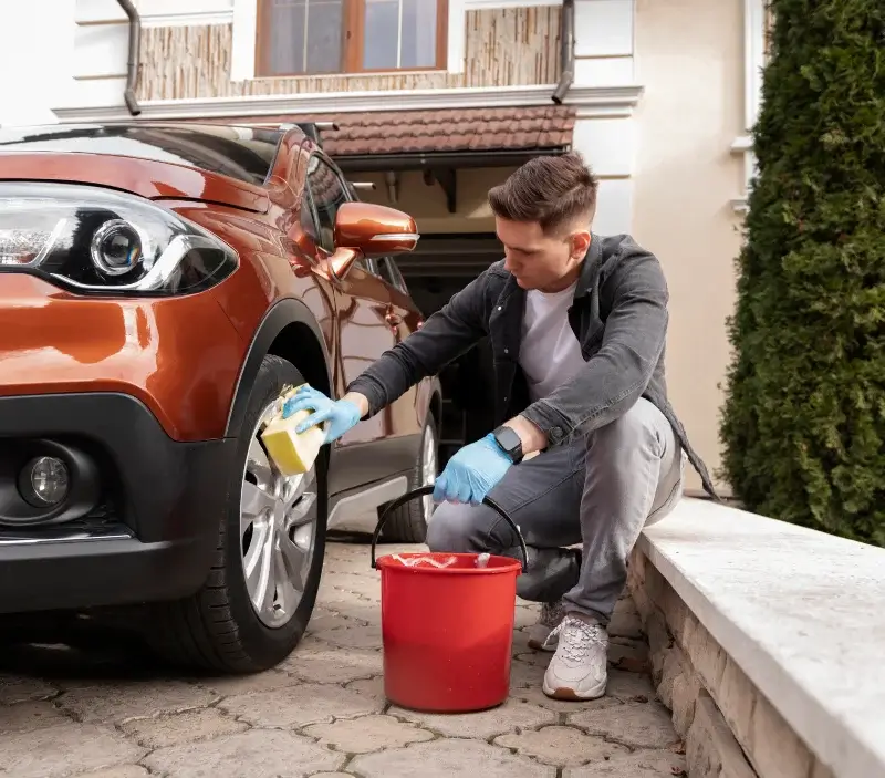 Lavage auto à domicile Saint-Aubin-en-Bray : professionnel intervenant sur un véhicule